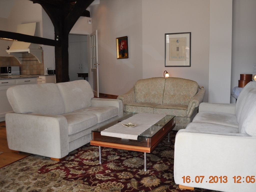Sitzecke mit drei Sofas in der Ferienwohnung Aller